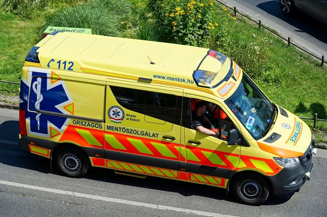 Majdnem tragédiával végződött a strandolás: újra kellett éleszteni egy fiatal férfit, aki fejest ugrott a sekély vízbe