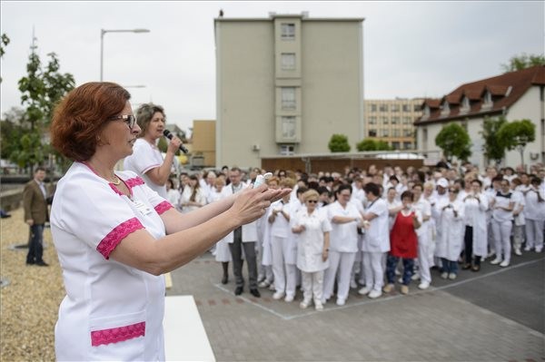 Tömeges kézfertőtlenítés történt Egerben.