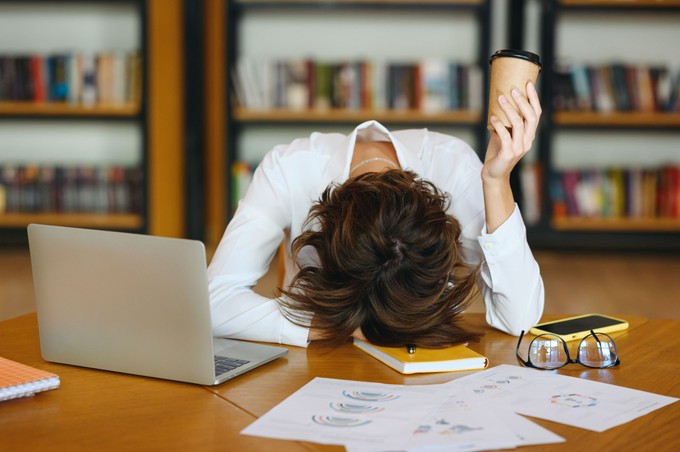 Egy álmatlan éjszaka ára – órá­ról órára, hogyan próbálja meg életben tartani a teste című cikk nyitóképe