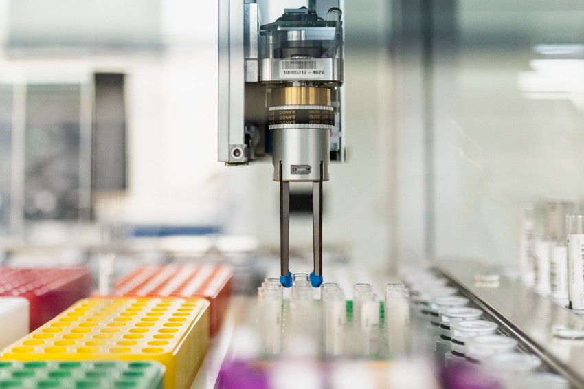 Manuális beavatkozás nélkül csak az automata nyúl a mintába és végzi a minták szétosztását