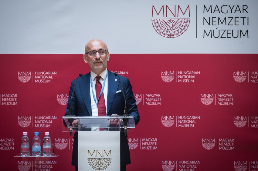 A WHO Magyarországi Iroda, a Magyar Nemzeti Múzeummal, az Országos Mentőszolgálattal és a Magyar Vöröskereszttel önkéntes véradást szervezett a múzeum Dísztermében. Délelőtt az ENSZ Magyarországon dolgozó munkatársai és a múzeum munkatársai adtak vért, délután pedig külső önkéntesek számára is lehetőséget biztosítottak. Képünkön Haris Hajrulahovic, a World Health Organization (WHO) Magyarországi Irodájának Vezetője mons beszédet.