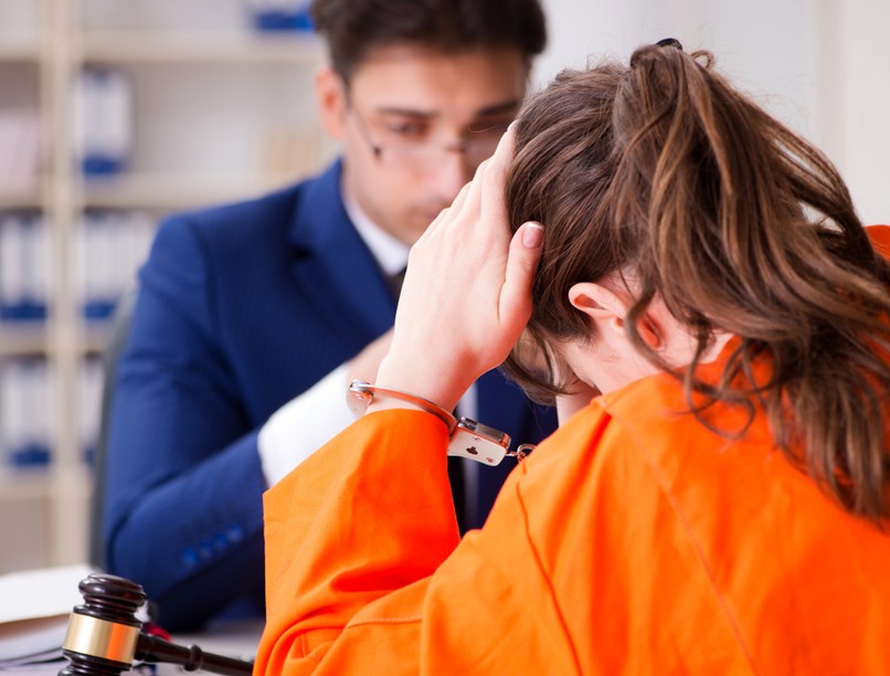 bűntett gyilkossági kísérlet gyógyszerek vádemelés