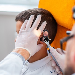 Magyarországon elsőként egy 11 éves kisfiú kapta a világ első okos cochleáris implantátumát című cikk nyitóképe