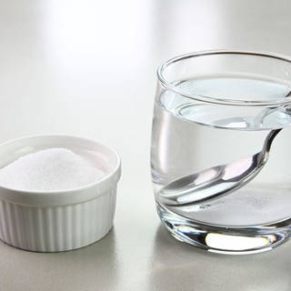 Sós víz a pohárban – hidratációs csodatrükk vagy veszélyes divat? című cikk nyitóképe