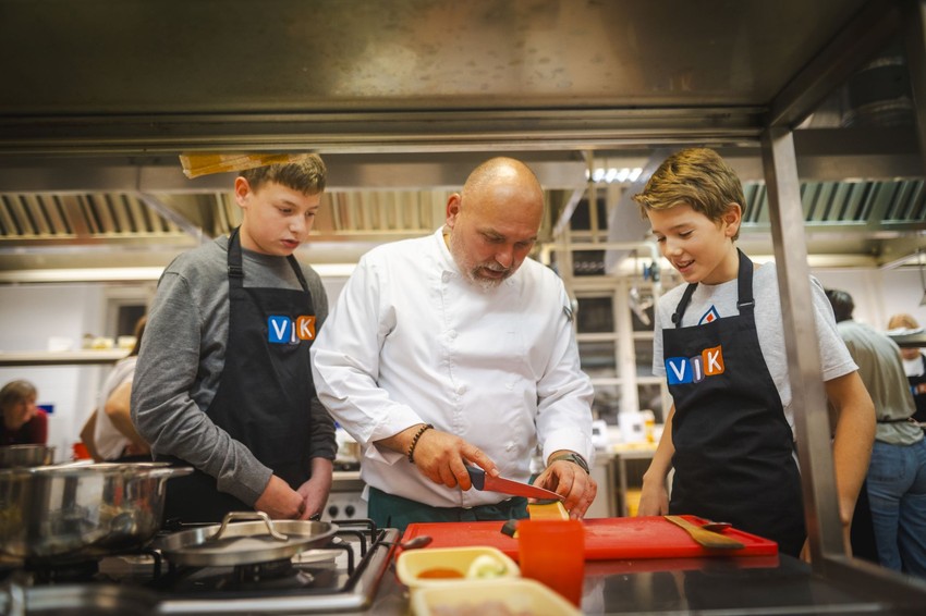 A kamaszok élménypedagógiai eszközökön, például főző workshopokon keresztül tapasztalják meg a testi és lelki egészség fontosságát. / Fotó: BioTechUSA