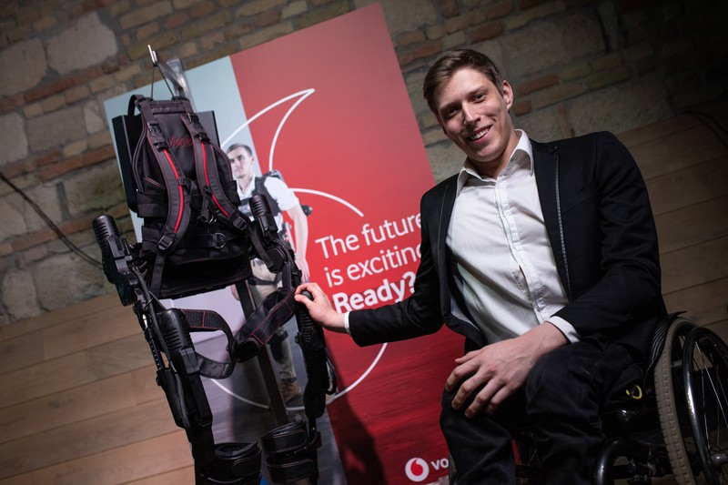 Ekso Bionics: a robottechnológiának köszönhetően egy tolószékes újra képes lesz járni
