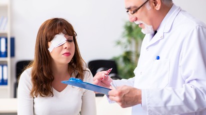 Szürkehályog műtét utáni gyógyulás: mire számíthatunk az első hetekben? című cikk nyitóképe