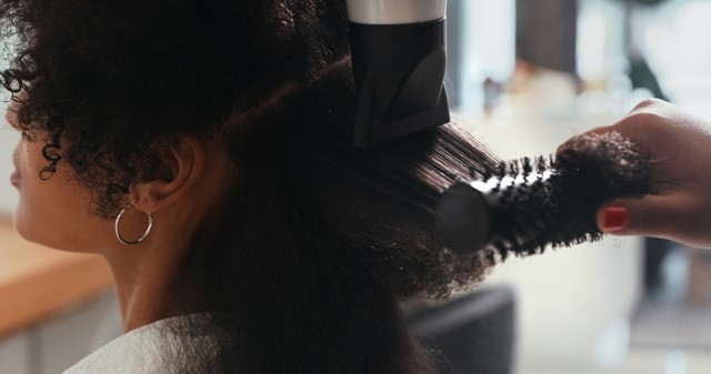 Pert indított az ismert kozmetikai cég ellen egy 32 éves nő, aki azt állítja, hogy a hajkiegyenesítő miatt lett méhrákos