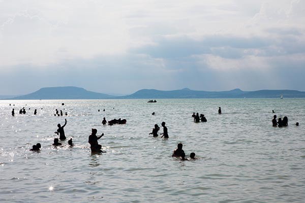 A Balaton mellett vízben és a vízparton szerzett sérüléseket láttak el az önkéntesek