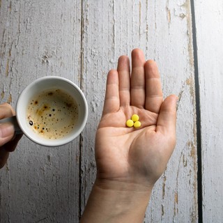 Bizonyos gyógyszerek nem kompatibilisek a koffeinnal – ezek a veszélyes párosok, amiről még a reggeli kávéja előtt tudnia kell című cikk nyitóképe