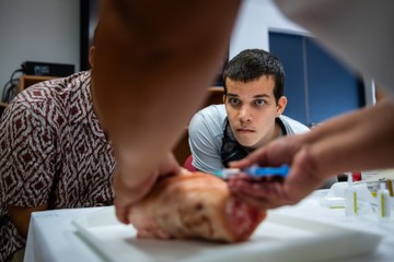 A 21 Nő az egészségügyért alapítvány mentorált diákjainak a látogatása a Heim Pál Országos Gyermekgyógyászati Intézetben.