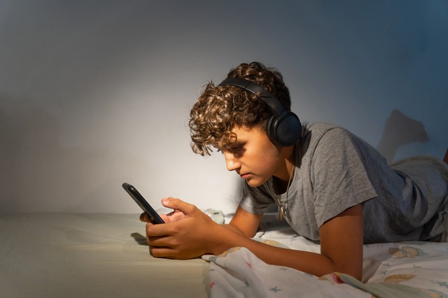 Kamasz fiam kitalálta, hogy korán lefekszik és hajnal 3-kor kel, lehet ebből baja? Az orvos válaszol