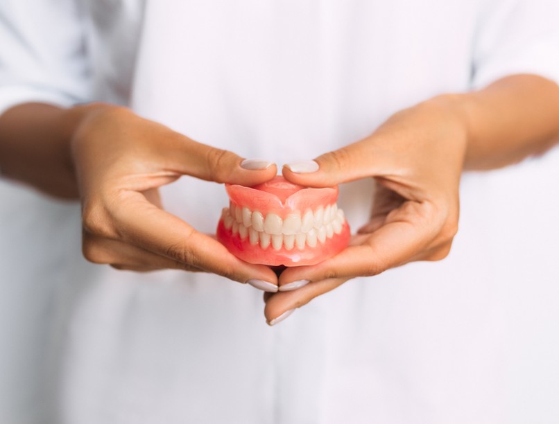 Műfogsor-stomatitis, oka, tünetei, kezelése és veszélyei, candida, fertőzés, protézis