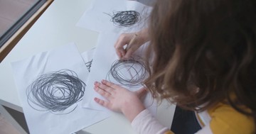 „Emberek helyett már csak köröket rajzolt ” – egy édesanya mesélt kislánya ritka gyermekkori demenciájáról