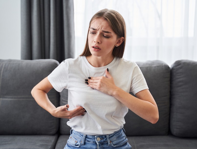 mitől fáj mell mellfájdalom ciszta oka kezelés