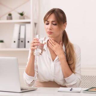 Műtétre készülök, de fáj a torkom - el kell halasztani? Az orvos válaszol című cikk nyitóképe