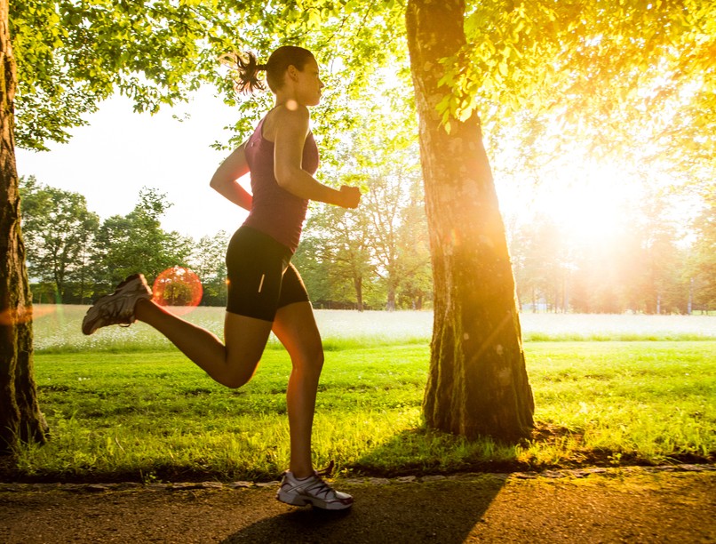 futás, kocogás, mozgás a szabadban 