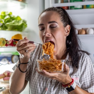 Valóban éhes, vagy csak a stressz beszél Önből? Így különböztetheti meg a testi és az érzelmi éhséget című cikk nyitóképe