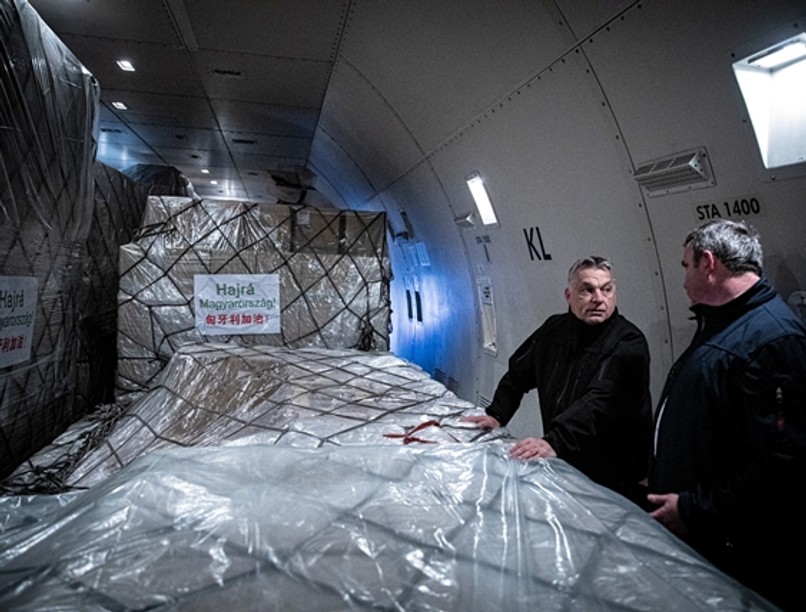 Orbán Viktor és a Kínából érkezett lélegeztetőgépek, arcmaszkok