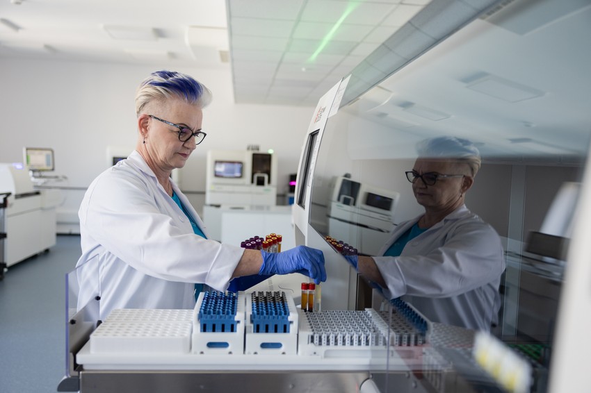 A mintaszortírozó automata a központi „agya” az egész laboratóriumnak