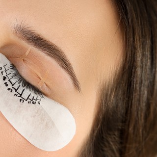 Szempillagyöngyök és ghost lashes: megőrülnek érte a fiatalok, pedig veszélyes is lehet című cikk nyitóképe