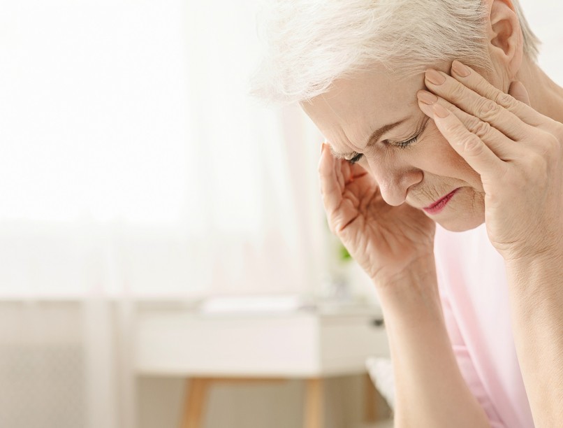 ingadozó vérnyomás fejfájás látászavar, szédülés jele