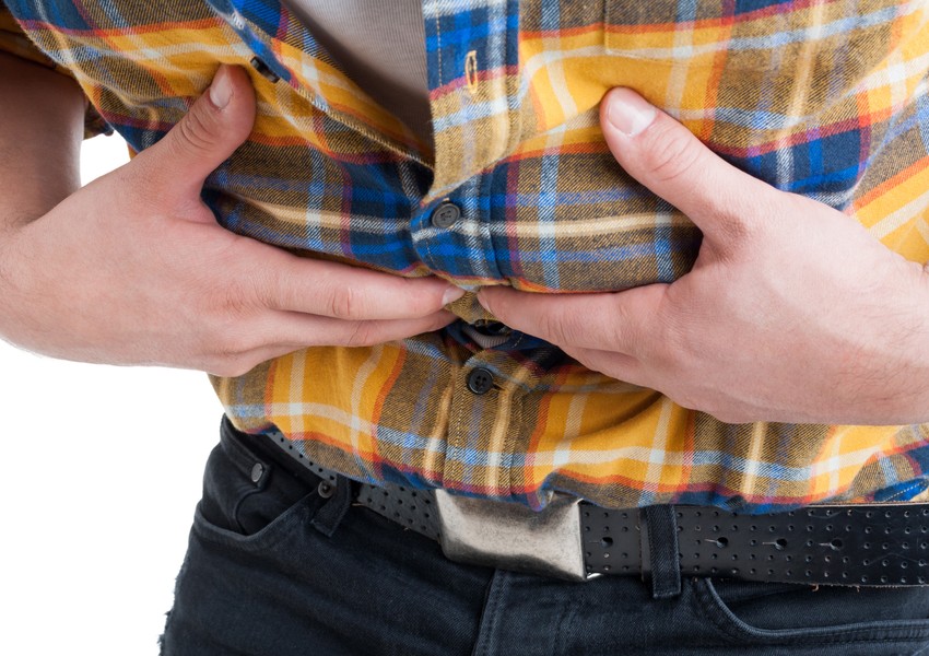 Fáj a gyomra, és szemmel láthatóan puffad? Elmondjuk, mely módszerek segíthetnek, és melyek nem.