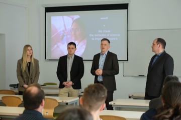 Az újonnan felújított tanterem átadása és a folyamatos együttműködés fontos lépés a Sanofi hosszú távú célja felé, mely a következő generációk tudásának és készségeinek fejlesztését tűzte ki célul. 