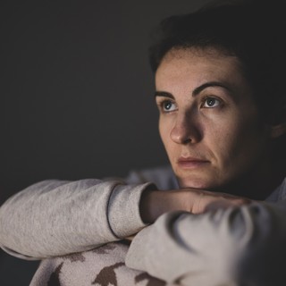 Vörös, táskás, karikás szemek: hogyan rejtsük el a fáradtság jeleit? című cikk nyitóképe
