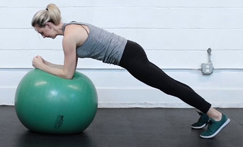 "B" blokk gyakorlatai 3: Fitnesz labda plank