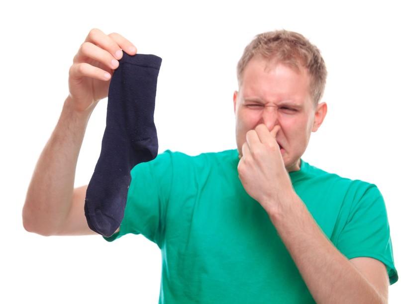 színes férfi szagol zokni köhög tüdő fertőzés