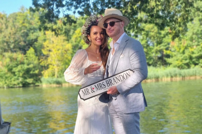 Hat héttel a diagnózis után, 2024. június 27-én megkezdődött a kemoterápia. Másnap a férfi, minden félelme ellenére, elutazott a Glastonbury fesztiválra, ahol a párja 40. születésnapját ünnepelték.Röviddel ezután összeházasodtak a windsori Guildhallban, szűk körben, 30 baráttal. Az esküvő szimbolikus zárása volt egy hosszú, halogatott közös útnak – és egy új kezdetnek is.