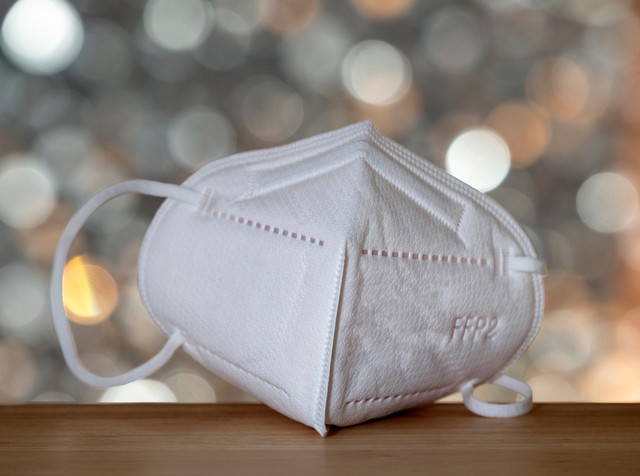 Koronavírus: ezért nem elég a sebészi maszk az omikron ellen, FFP2 kell!