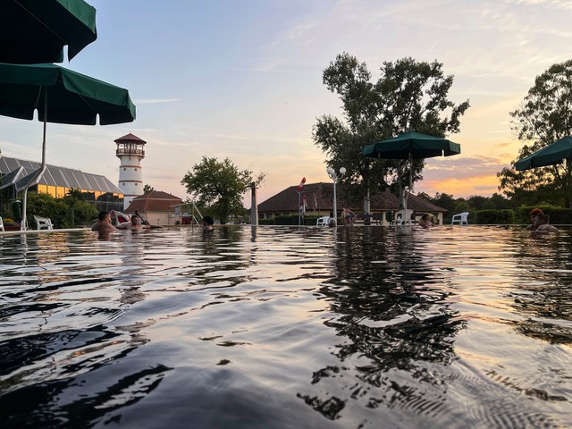 Fürdőzés távol a város zajától: mi minden vár Gyopárosfürdőn?
