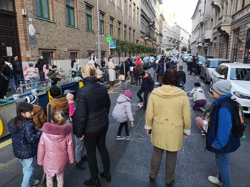 Iskolautcákat zártak le az autósforgalom elől Budapesten