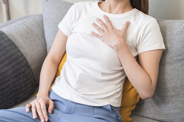 Mellkasi szorítás: ebből lehet tudni, hogy szívinfarktus vagy angina okozza