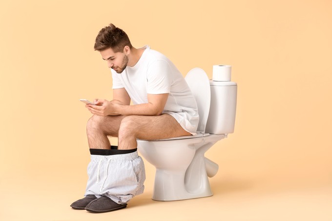 Állva vagy ülve? A tudomány eldöntötte, hogyan jobb pisilni a férfiaknak című cikk nyitóképe