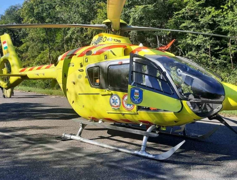 Lezuhant egy siklóernyős: tűzoltók tették mentőhelikopterbe a sportolót