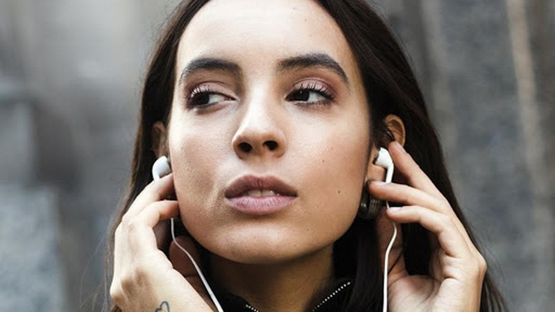 Valóban egészségesebb headsettel telefonálni?