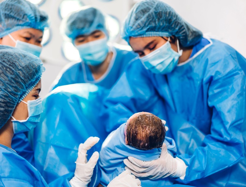 apa férfi elájul gyerek születés videó császármetszés