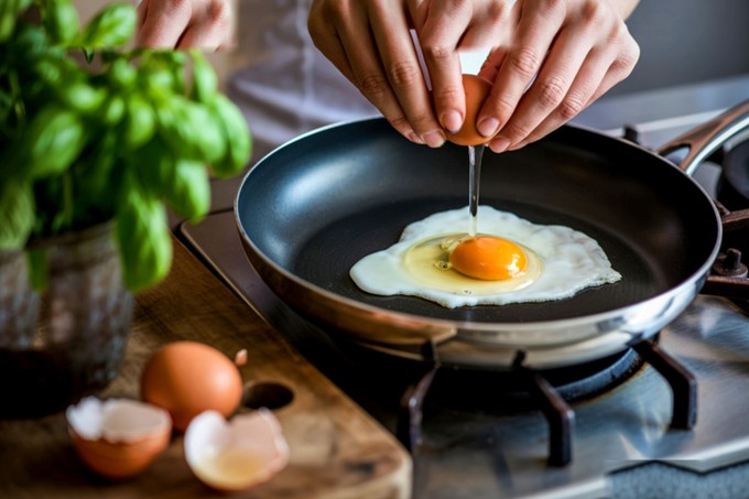 Egy nő azt állítja, hogy ez az egyetlen helyes módja a rántotta elkészítésének! Azonnal heves vitát váltott ki című cikk nyitóképe