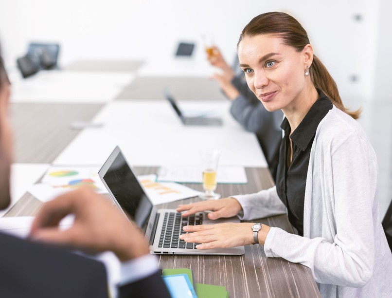 mit jelent beszéd közben nem néz rám