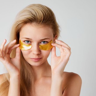 Egyszerű módszer a szem alatti karikák ellen: készítse el saját szem maszkját két hozzávalóból! című cikk nyitóképe