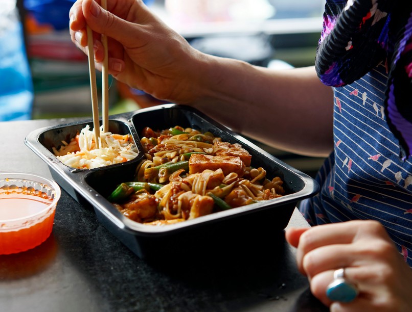 színes mikroműanyag étkezés