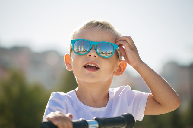 Hogyan válasszunk napszemüveget a gyereknek? A gyerekszemész tanácsai