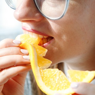 Miért nem jó narancsevés után rögtön fogat mosni? című cikk nyitóképe