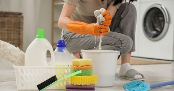 Felmosás esővízzel, ecettel és sóval: ezért vannak most ennyire oda érte a nők