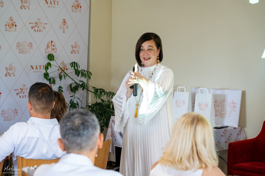 A házasság egy életen át tartó tanulási folyamat, amelyben a felek nem csupán egymást, hanem önmagukat is egyre jobban megismerik. Ha hajlandóak vagyunk tudatosan dolgozni a kapcsolatunkon, a házasság valóban az élet egyik legnagyobb ajándéka lehet.