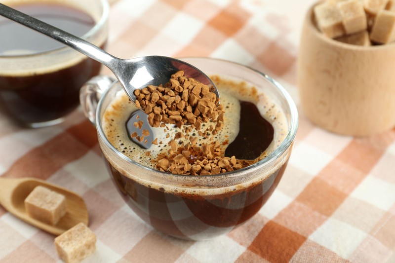 Instant kávé: barát vagy ellenség? Amit érdemes tudnia, mielőtt a következő csészéért nyúl