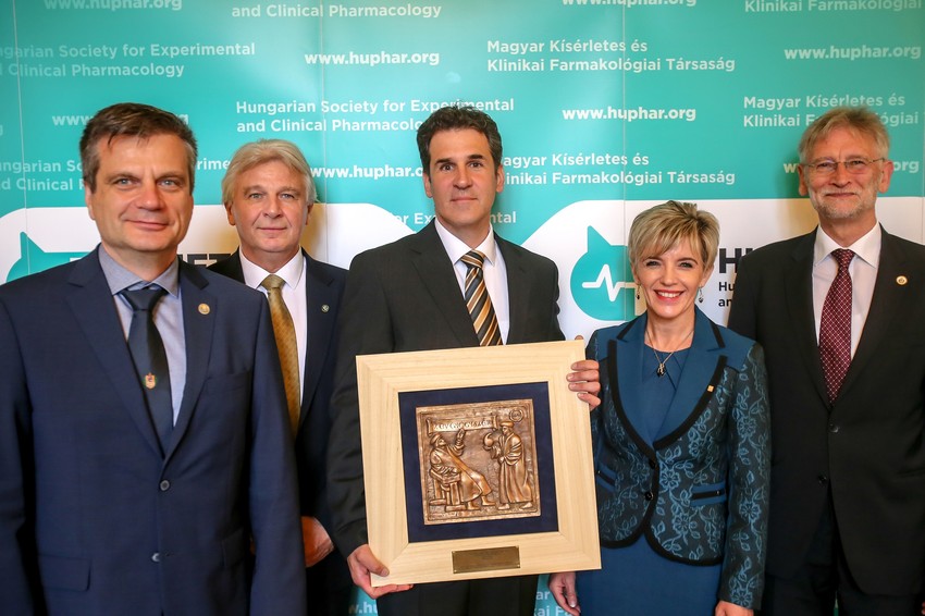 A képen láthatóak balról jobbra: Prof. Dr. Ferdinandy Péter, az MFT Elnöke, a Semmelweis Egyetem Tudományos és Innovációs Rektorhelyettese, a Farmakológiai és Farmakoterápiás Intézet igazgatójaProf. Dr. Illés Árpád, a Debreceni Egyetem Hematológiai Tanszékének tanszékvezető egyetemi tanára Dr. Józsa Gábor, az AbbVie Kft. ügyvezetőjeProf. Dr. Helyes Zsuzsanna,az MFT Főtitkára, a Pécsi Tudományegyetem Farmakológiai és Farmakoterápiás Intézetének egyetemi tanáraProf. Dr. Bagdy György, az MFT pályázat bíráló bizottságának elnöke, a Semmelweis Egyetem Gyógyszerhatástani Intézetének egyetemi tanára